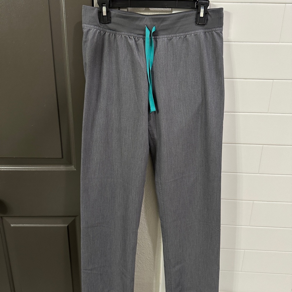 Figs graphite Livingston bottom, small, regular length and waist